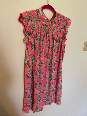 Crown & Ivy 🩷 Pink Tropical Print Smocked Dress